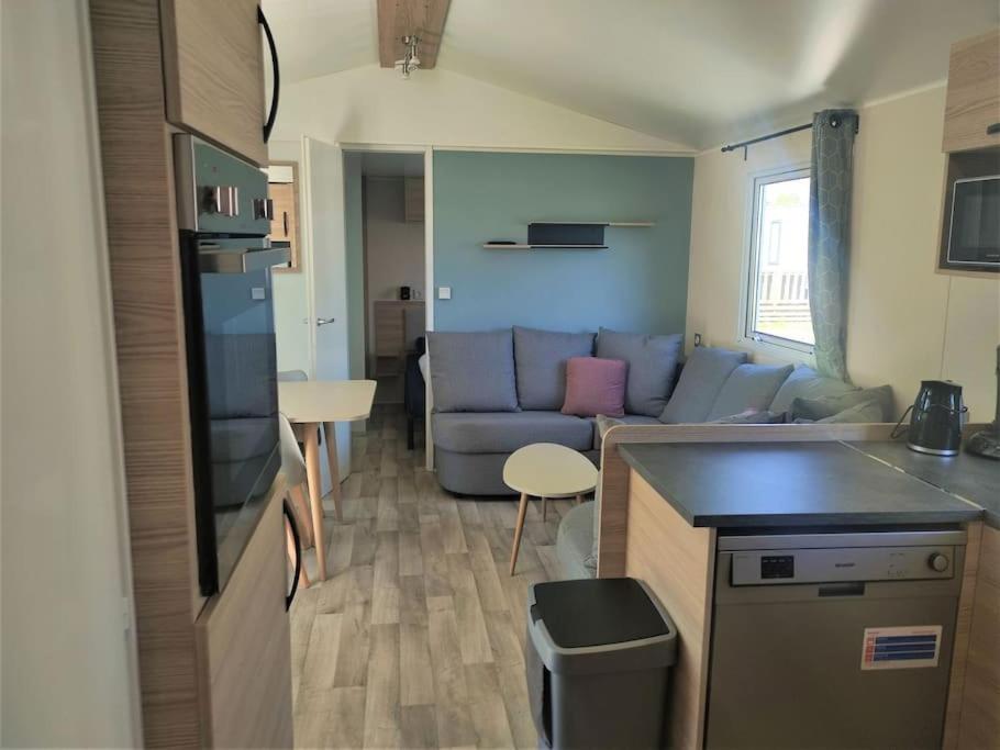 Modern holiday Chalet on lake side holiday park photo 4