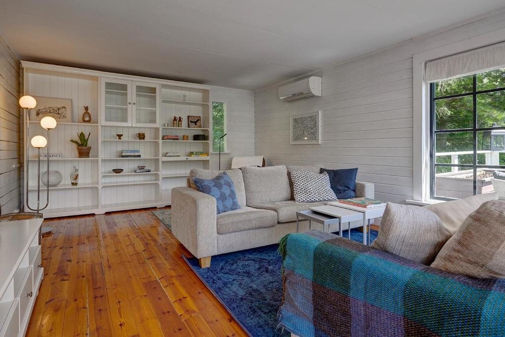 Peaceful getaway in the woods w/ fireplace photo 3