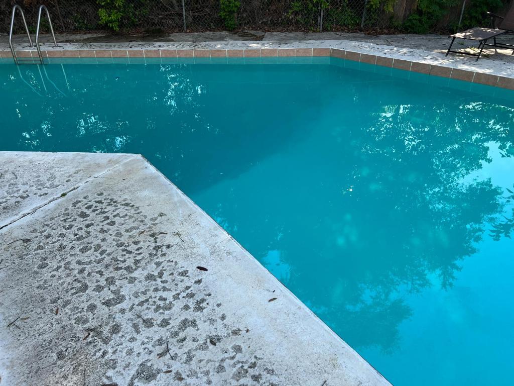 Pool home sleeps 6 with large fenced yard photo 2