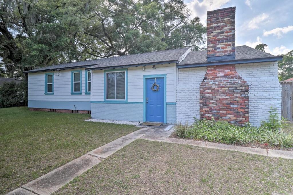 Pool home sleeps 6 with large fenced yard photo 1