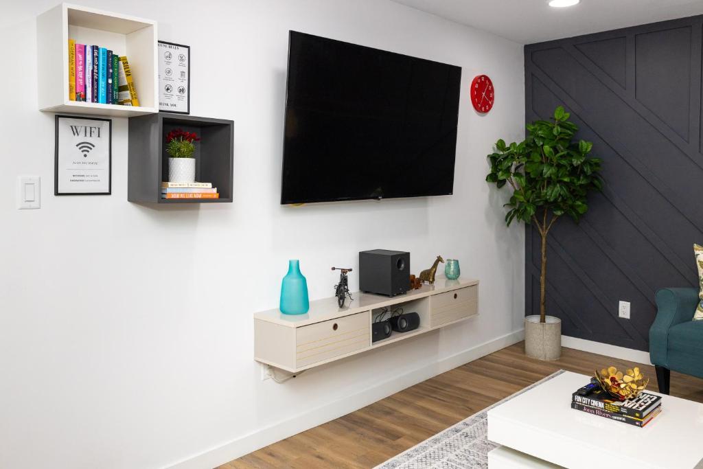 Cozy 2BR Guest Suite in Leduc 12 Mins to YEG photo 2