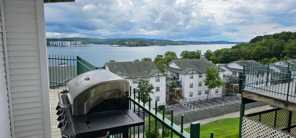 AMAZING LAKE VIEW! GORGEOUS SUNSET! ON MAIN CHANNEL! 3BR/2BA-SLEEPS 6-8 photo 3