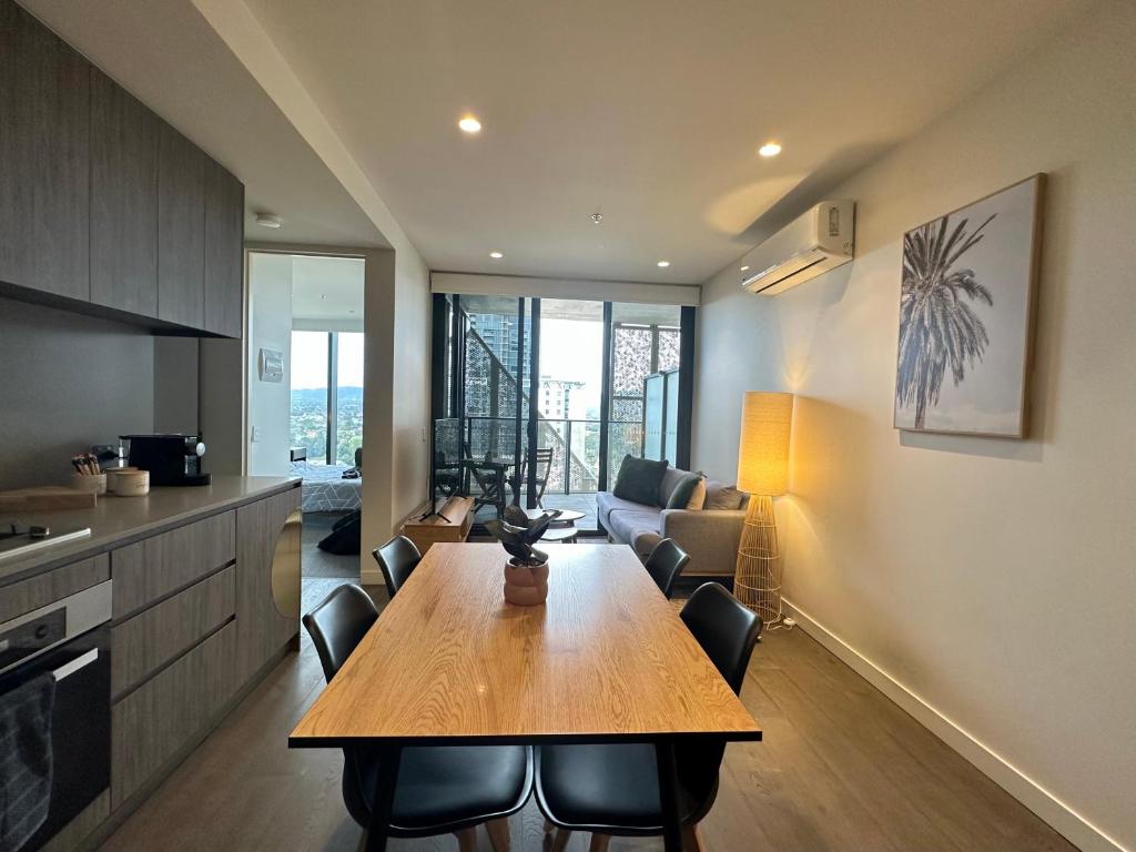 Luxury Top Level 1 Bedroom Apartment with Stunning View in Adelaide CBD - 1 minute walk to Rundle mall - Free Wifi & Netflix photo 2
