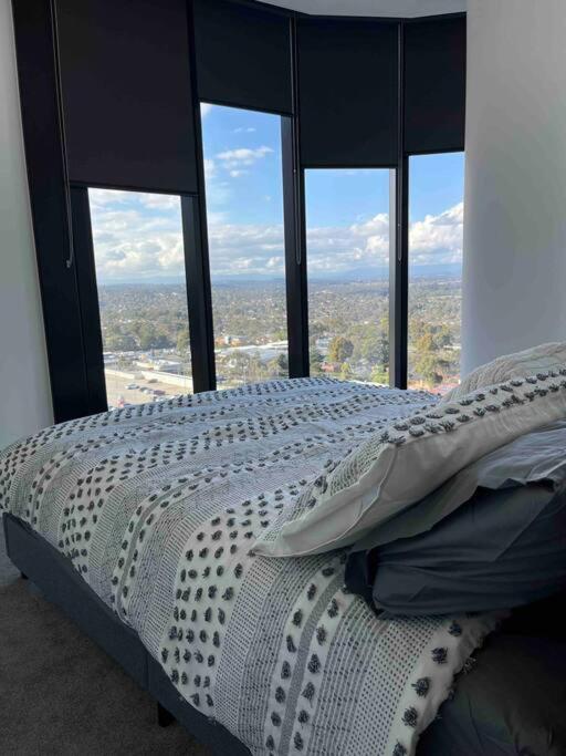 Top Floor Mountain View Luxury Rental Unit in SkyGarden Glen photo 2