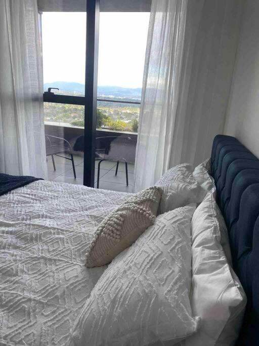 Top Floor Mountain View Luxury Rental Unit in SkyGarden Glen photo 3
