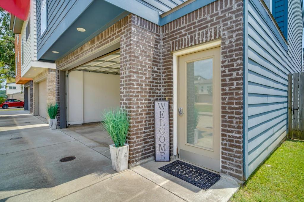 Vibrant Lafayette Townhouse about 5 Mi to Downtown! photo 1