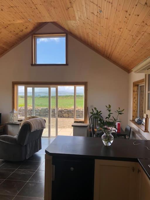 Cheerful 2 bedroom cottage with free parking photo 2