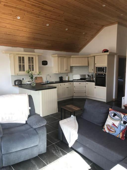Cheerful 2 bedroom cottage with free parking photo 3
