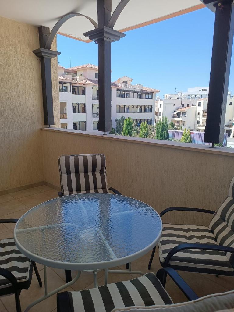 Queens Gardens suite by the sea, pool and mall photo 1