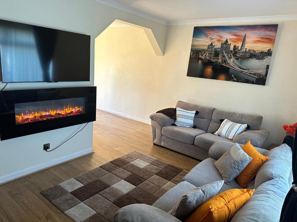 Stunning cozy three bedroom house near ARI photo 3