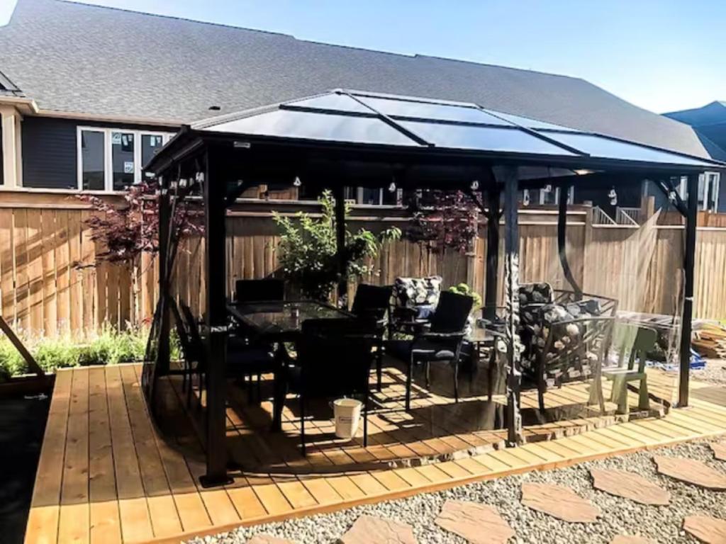 Inspired Stay close to Niagara *4B & 2King Beds* photo 1