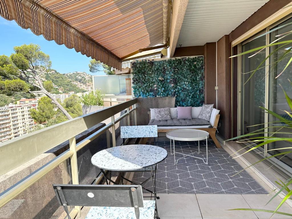 NICE, GRAND STUDIO - PISCINE - TERRASSE VUE MER photo 4