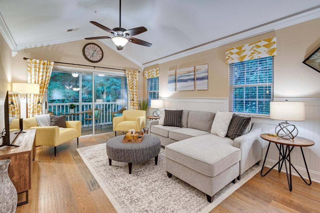 High-End Pawleys Island Condo with Porch and Pools! photo 3