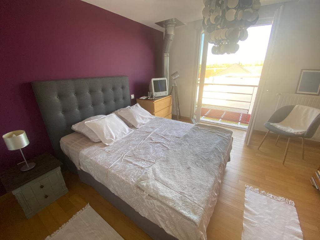 Chambre avec salle de bain privée dans maison photo 1