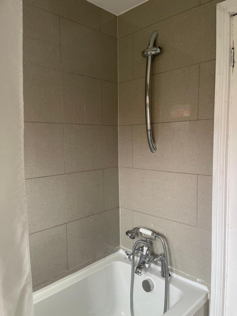 offering cheerfull and spacious rooms throught this 3 bed room semi detached house with large garden and off-street parking. photo 1