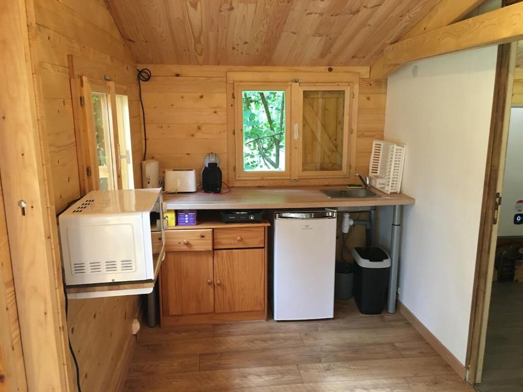 Cabane au milieu des bois photo 4