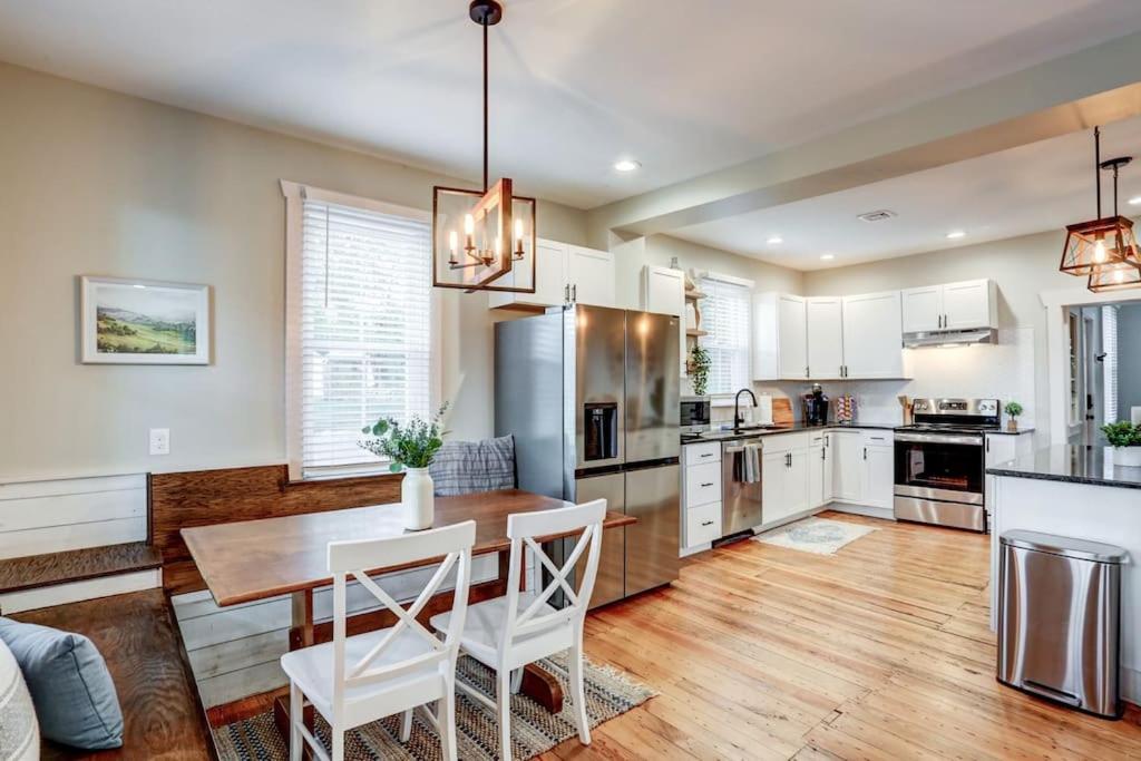 Beautiful Farmhouse close to Lanc Hershey Etown image