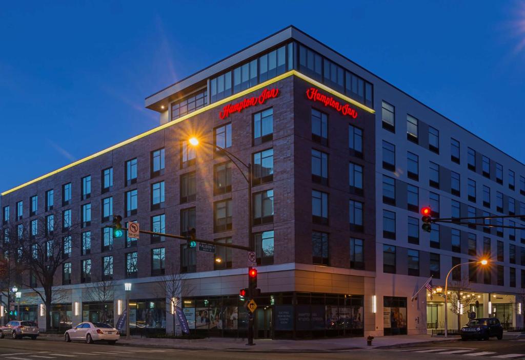 Hampton Inn Chicago North-Loyola Station image