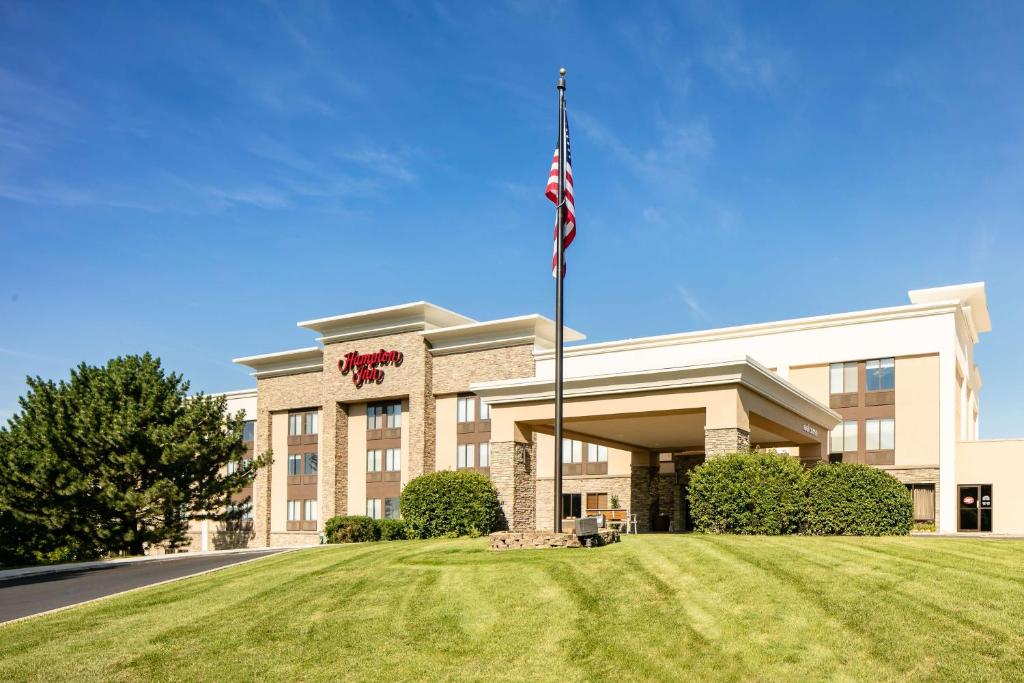 Hampton Inn Iowa City/Coralville image