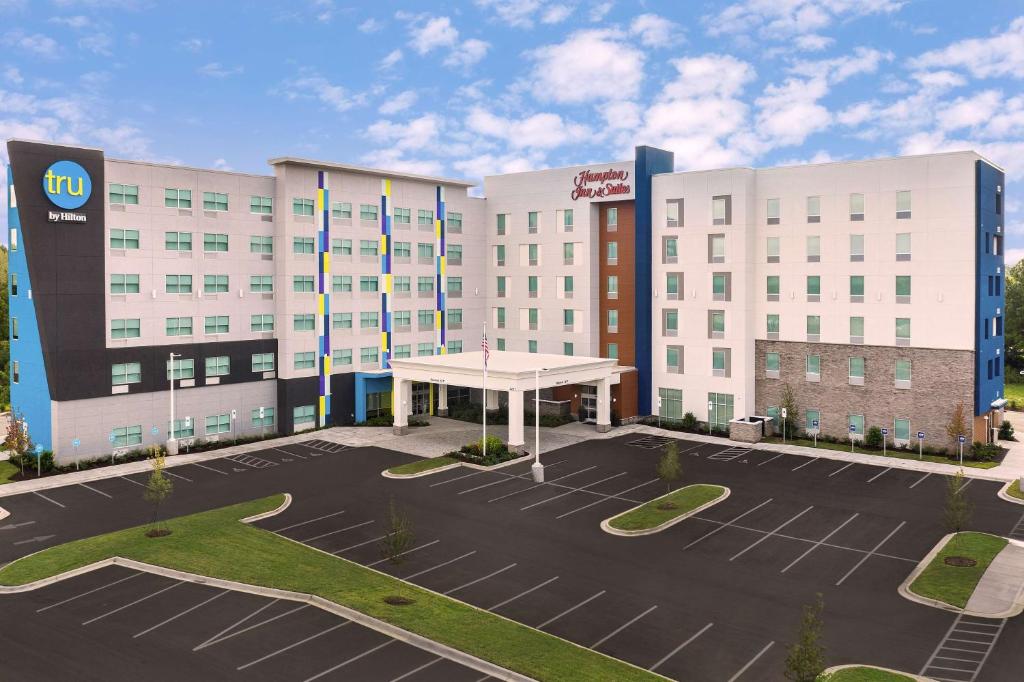 Hampton Inn & Suites Charlotte Airport Lake Pointe image