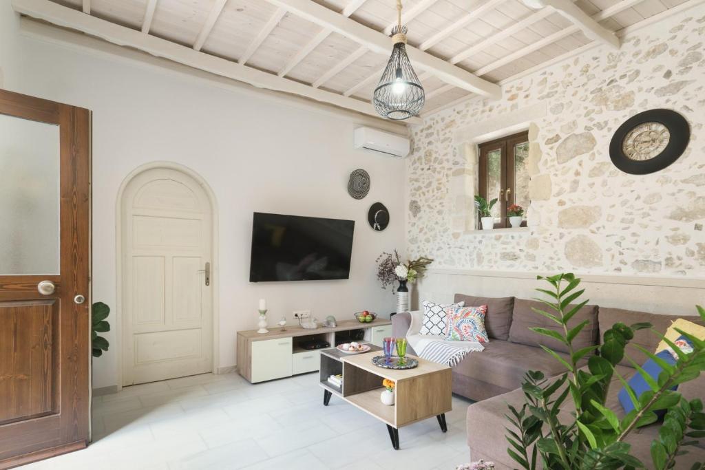 Butterfly, a historical villa with pool & hot tub! - Tap to explore photos