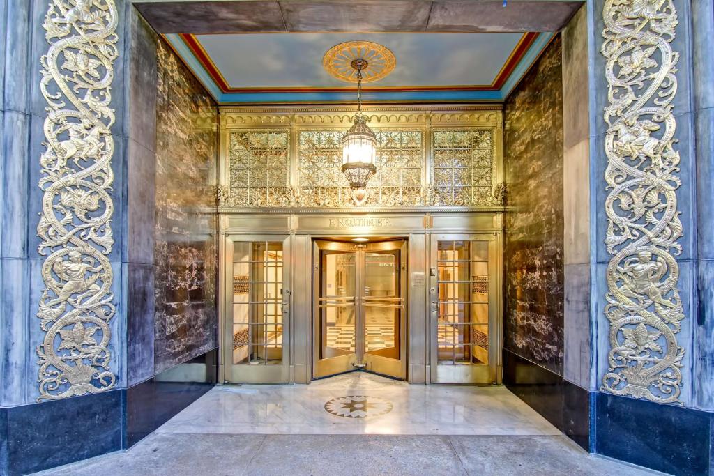 Hampton Inn & Suites Cincinnati-Downtown image