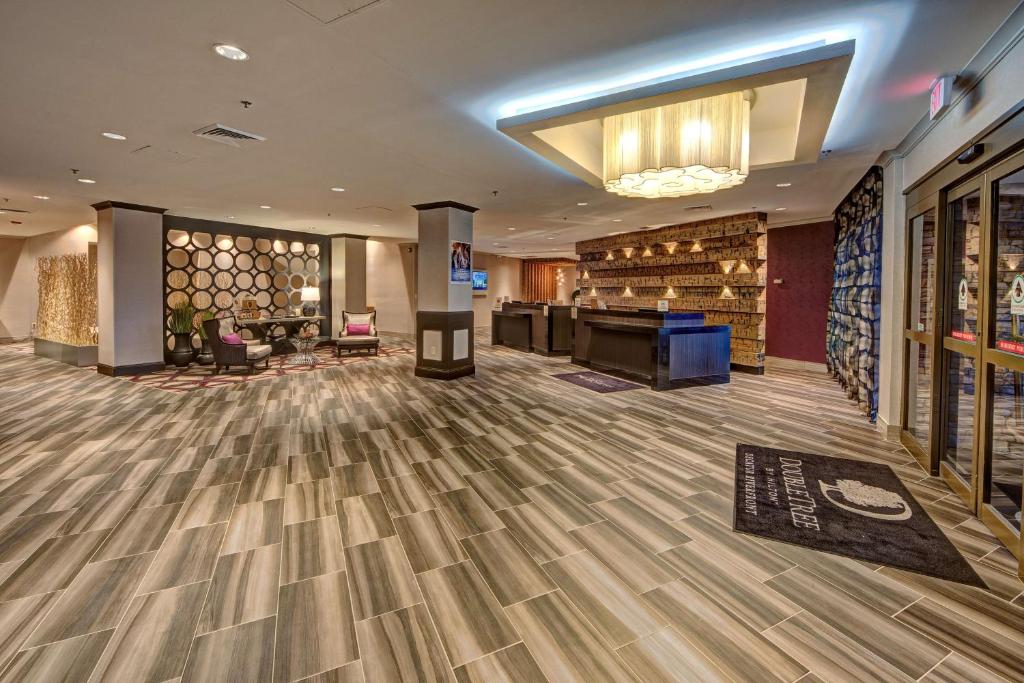 DoubleTree by Hilton Hotel Decatur Riverfront image