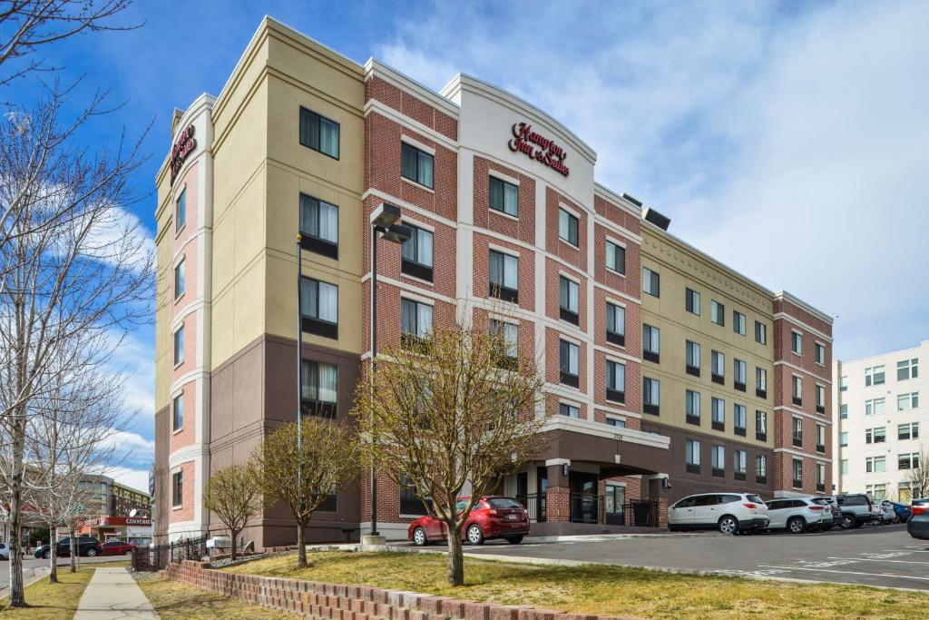 Hampton Inn & Suites Denver-Speer Boulevard image