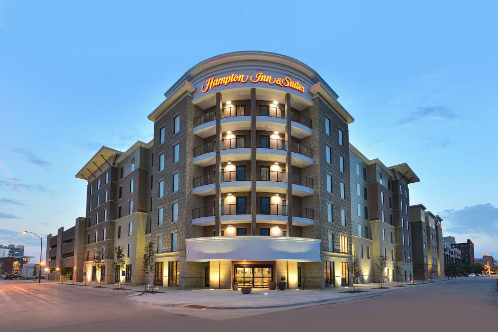 Hampton Inn & Suites Des Moines Downtown image