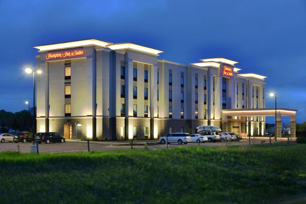 Hampton Inn & Suites Chippewa Falls image