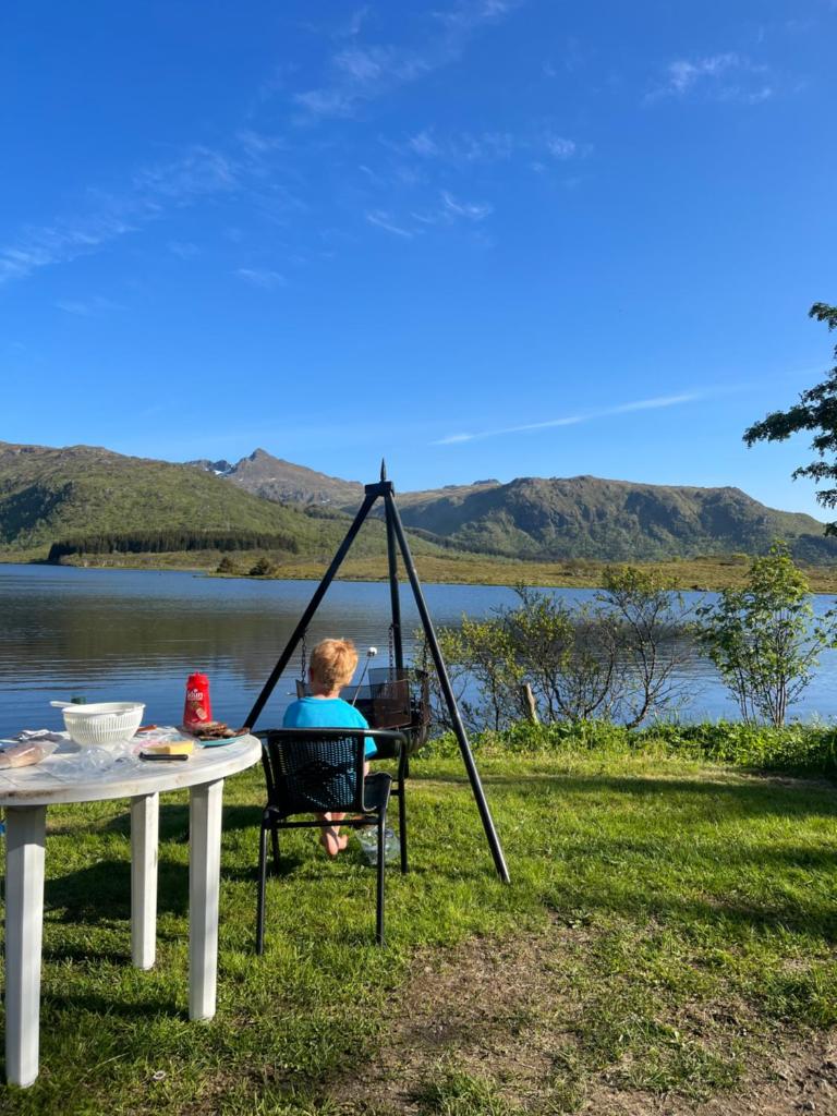 Waterfront mountain view cabin Lofoten photo 3