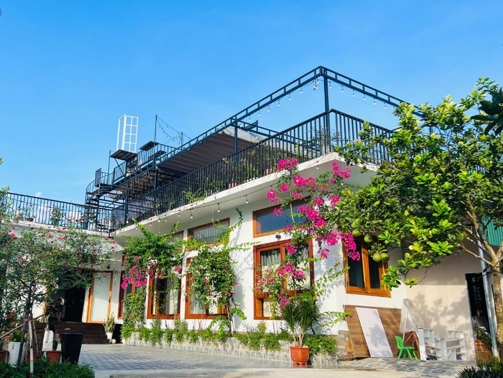 Villa Vườn Nghiêng Homestay - Nhà trong thung