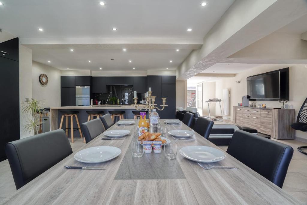 Grande maison jardin terrasse moderne parking 12 pers photo 1