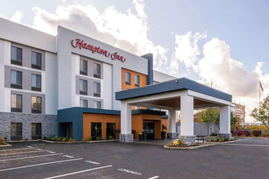 Hampton Inn Eugene image