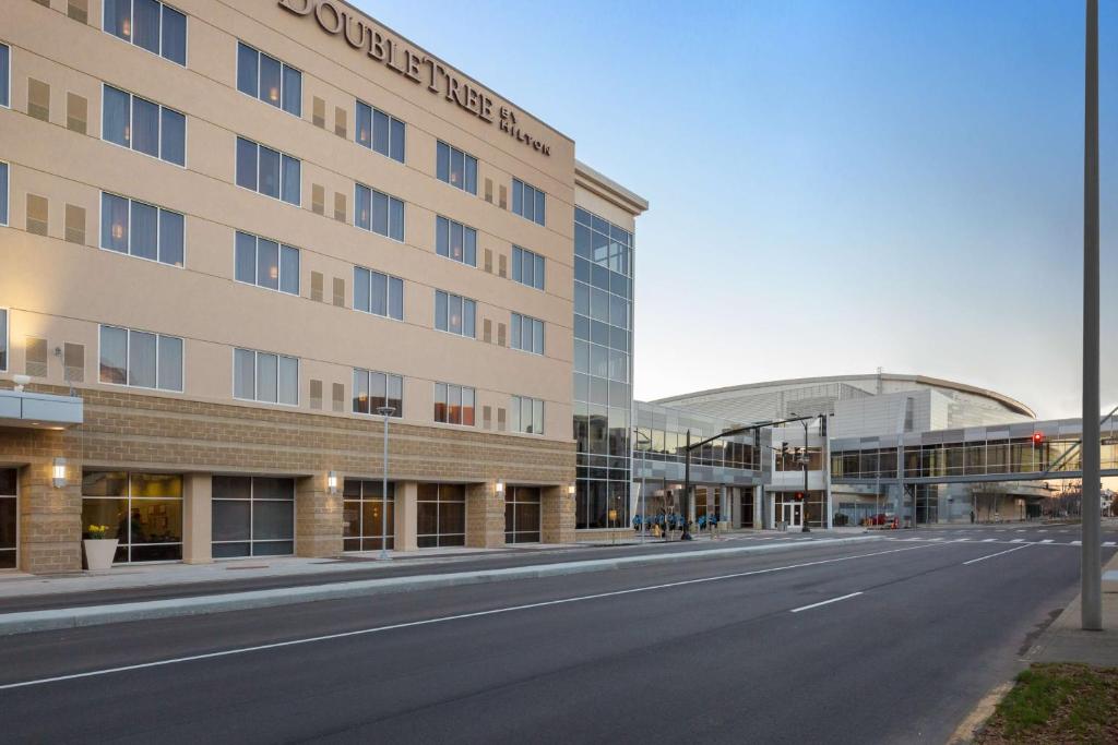 DoubleTree by Hilton Evansville image
