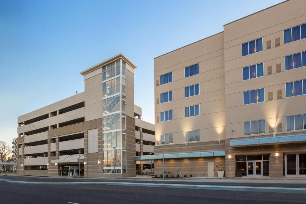 DoubleTree by Hilton Evansville photo 2