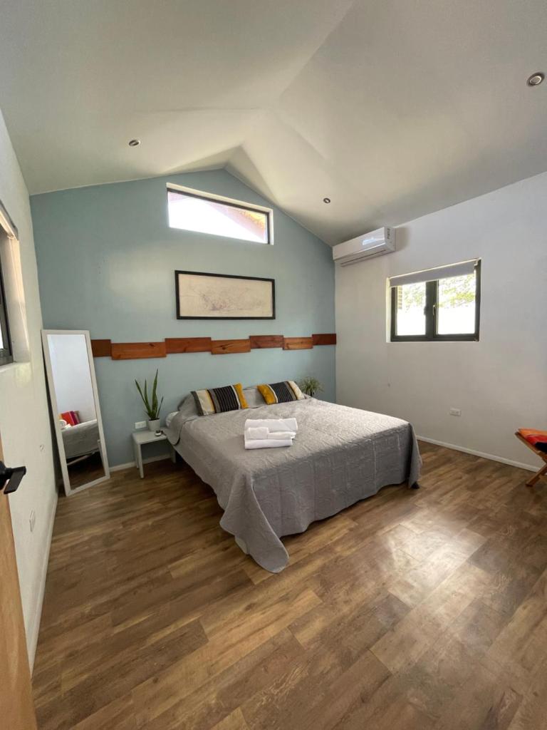 Spacious modern apartment photo 1