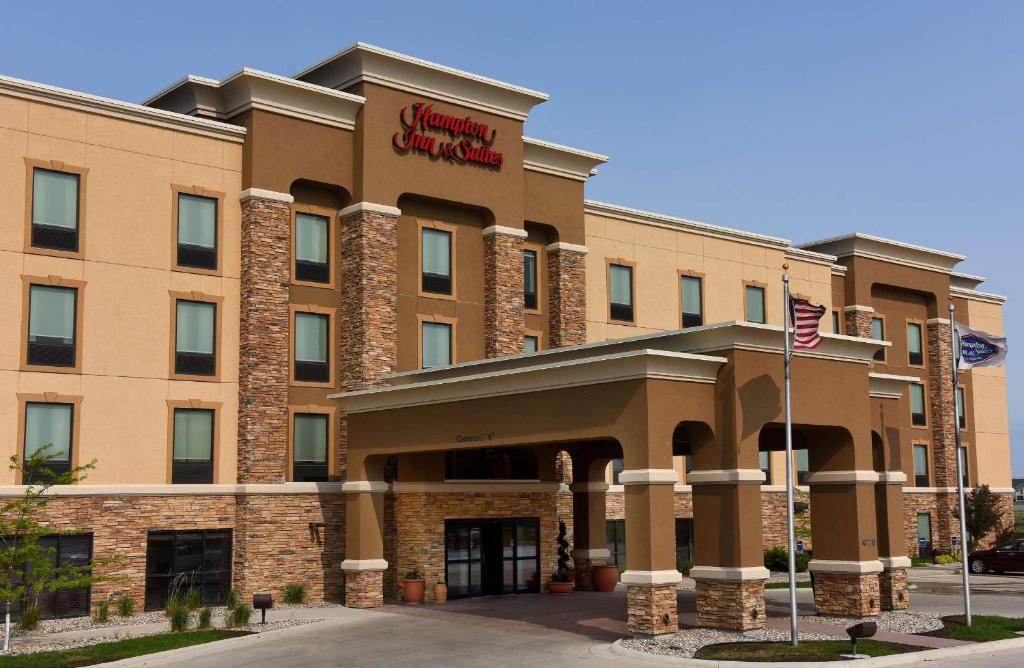 Hampton Inn & Suites by Hilton Fargo Medical Center image