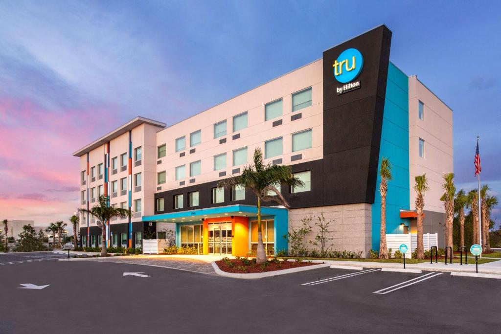 Tru by Hilton Port St. Lucie Tradition image