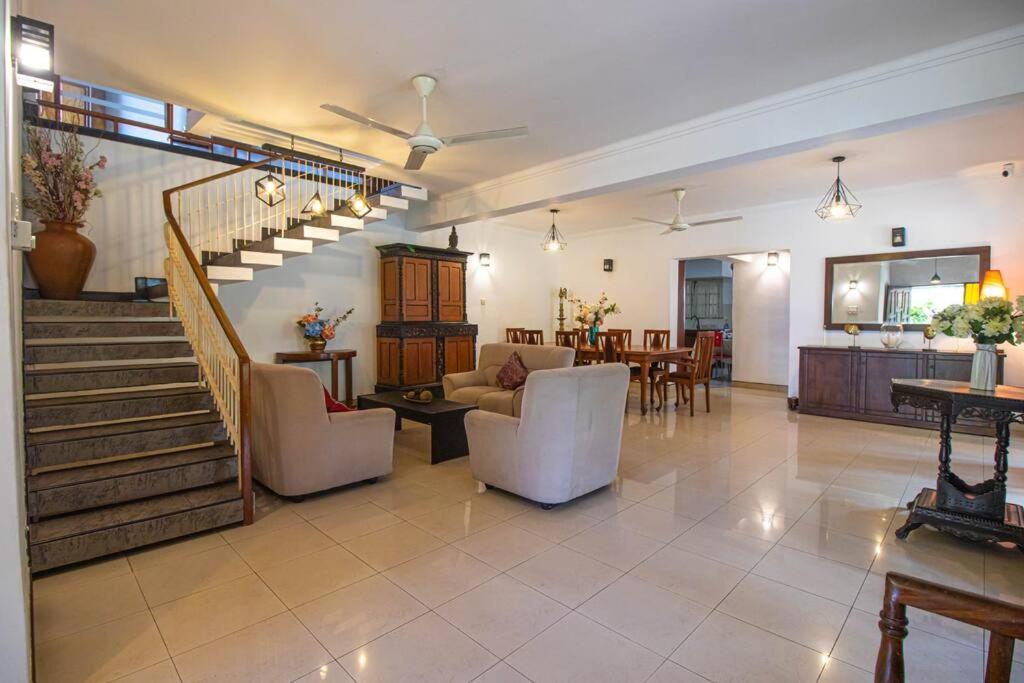Spacious 4BR 4BA Family Villa wt Balcony & Lavish Garden photo 1