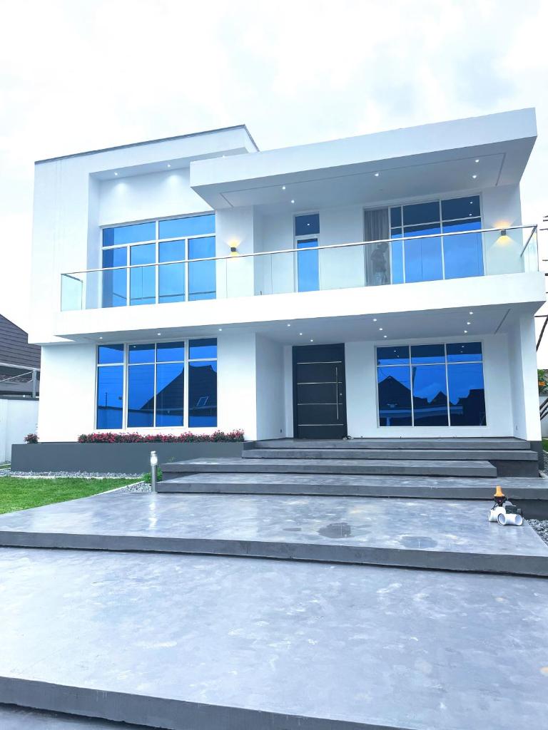 Contemporary 4-Bedroom Villa with VR Room and Starlink Internet - Ifemide Estates photo 3