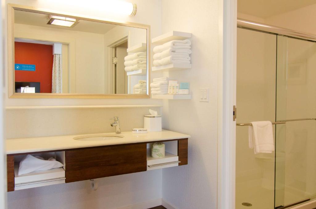 Hampton Inn & Suites Huntsville, TX - Tap to explore photos