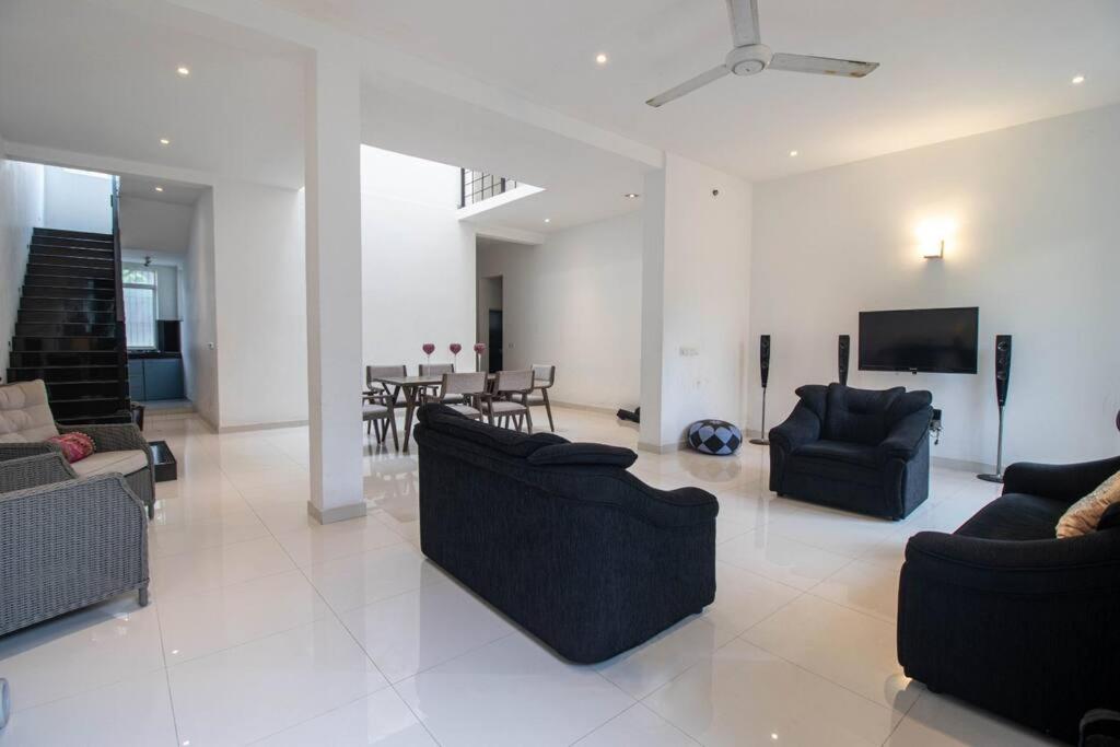 Stylish 4BR+3.5BA home wt AC + Rooftop + Parking photo 2
