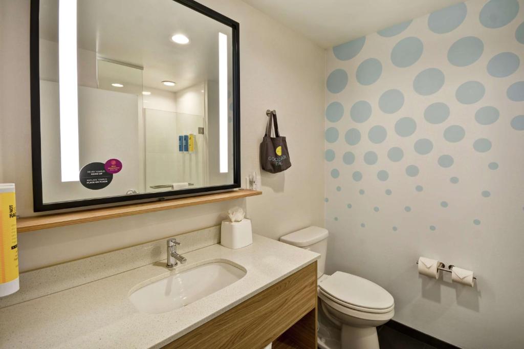 TRU by Hilton Denver - Tap to explore photos