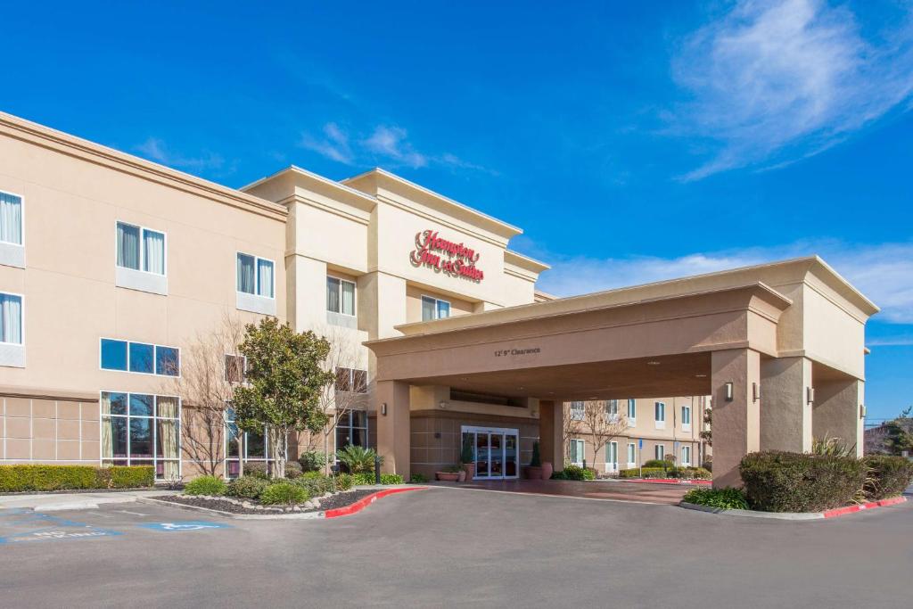 Hampton Inn & Suites Merced image
