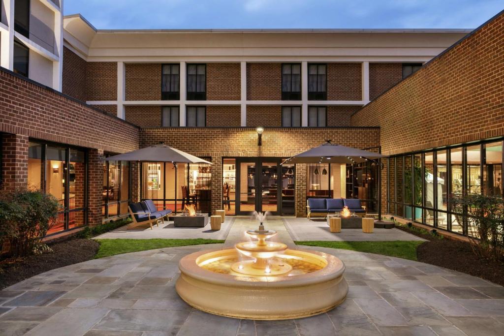 DoubleTree by Hilton McLean Tysons photo 2