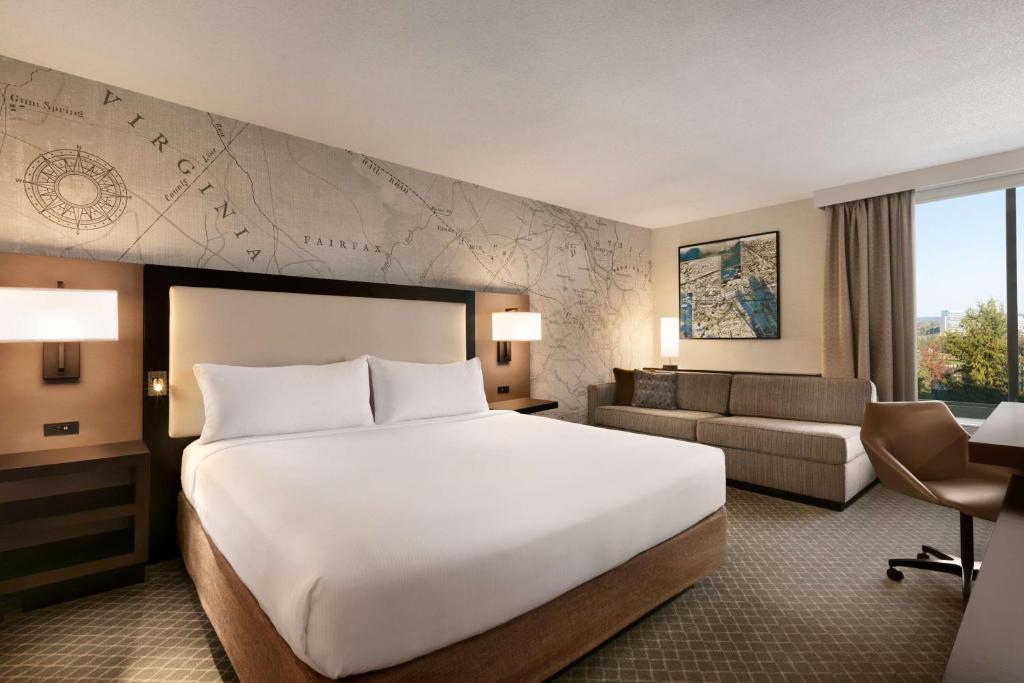Doubletree by Hilton McLean Tysons Room Type - Deluxe King Room with Sofa Bed - Hearing Access