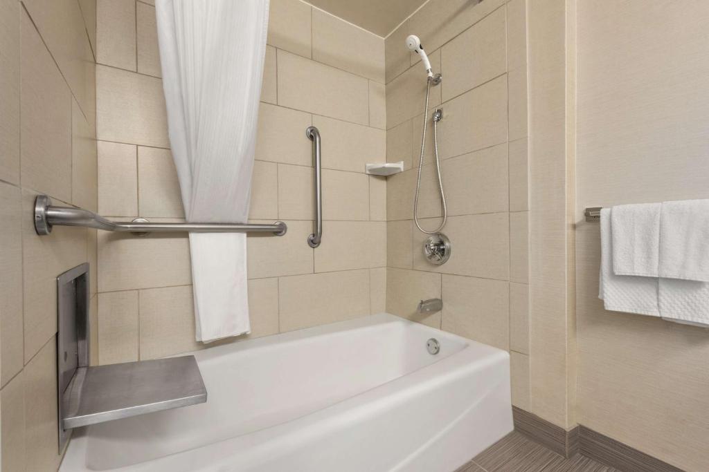 DoubleTree by Hilton Milwaukee - Brookfield - Tap to explore photos