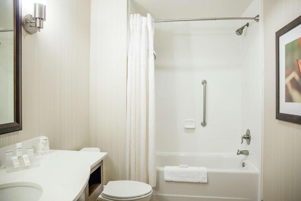 Hilton Garden Inn Milwaukee Downtown - Tap to explore photos