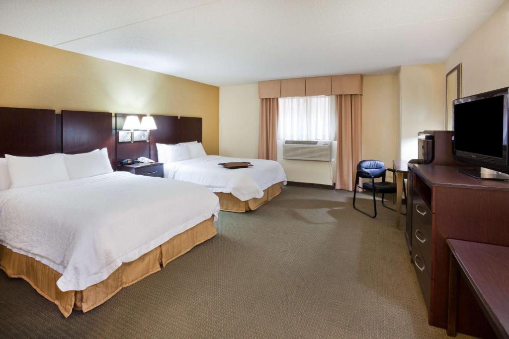 Hampton Inn & Suites by Hilton Lino Lakes - Tap to explore photos